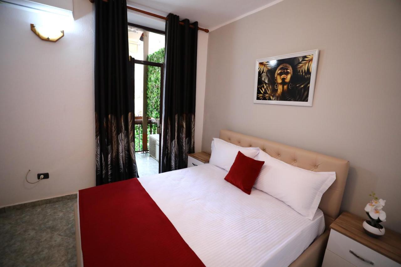 Little Corner Hostel Tirana Extérieur photo